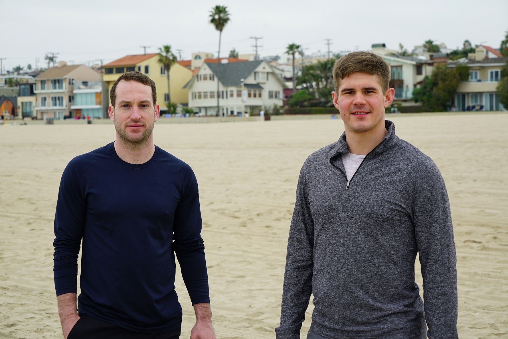 Mark Olver und Martin Buchwieser haben am Strand Delphine gesehen.