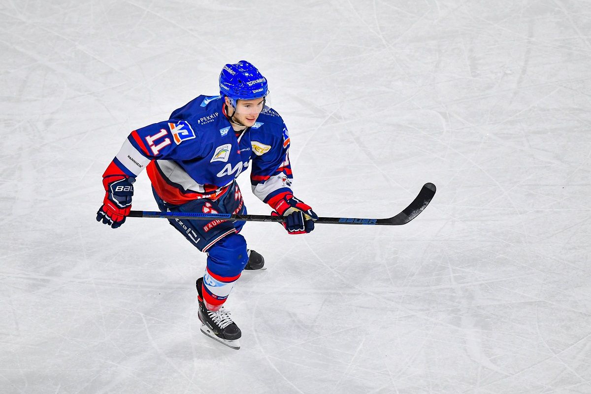 Janik Moeser #11 / Adler ,
Adler Mannheim vs. Krefeld Pinguine ,
DEL Eishockey Adler Mannheim 19/ 20,
© Copyright: AS Sportfoto / Soerli Binder,
www. as-sportfoto.de,
MSP_32802_Adler_