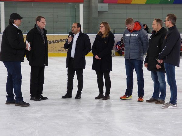 Heike Schmitt-Schmelz (Bezirksstadträtin Jugend, Familie, Bildung, Sport und Kultur und somit Hausherrin Eishalle), Lars Pickardt (Präsidiumsmitglied des Deutschen Behindertensportverbandes, des Nationalen Paralympischen Komitees und Vorsitzender der Deutschen Behindertensportjugend), Andreas Pokorny (Cheftrainer Nationalmannschaft Para-Eishockey), Thomas Härtel (Präsident Landessportbund Berlin), Özcan Mutlu (Präsident Behinderten- und Rehabilitations-Sportverband Berlin) - nicht die angegebene Reihenfolge