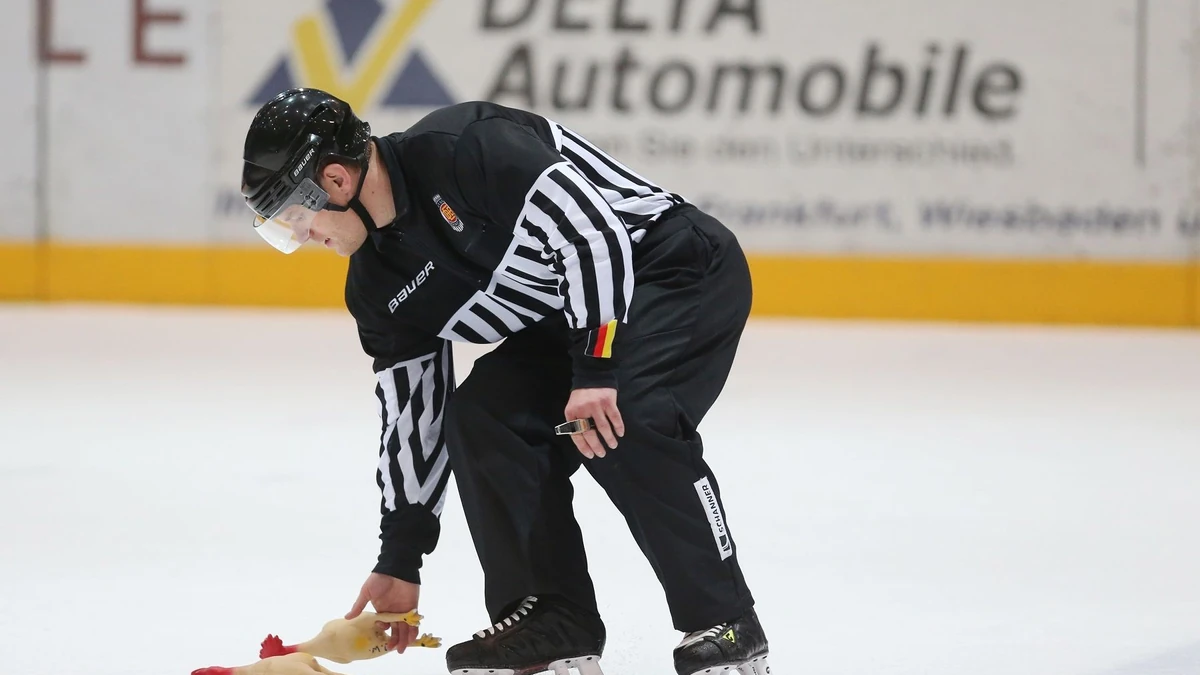 H?hnerdieb, Schiedsrichter hebt Gummih?hner vom Eis auf
, Loewen Frankfurt - Kassel Huskies, DEL2, Saison 2017/2018, Play Off, Spiel 5, Viertelfinale | Verwendung weltweit