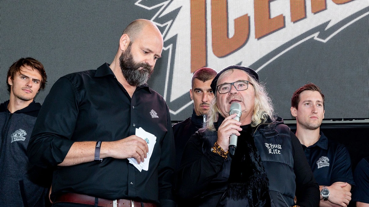 Thomas Sabo (Sponsor, Hauptsponsor, Namenssponsor, Person, Ice Tigers N?rnberg ) Wolfgang Gastner (Gesch?ftsf?hrer, Geschaeftsfuehrer, Thomas Sabo Ice Tigers ), Mannschaftsvorstellung Thomas Sabo Ice Tigers Nuernberg, Eishockey, DEL, 25.08.2018, Foto: Thomas Hahn/Eibner-Pressefoto | Verwendung weltweit