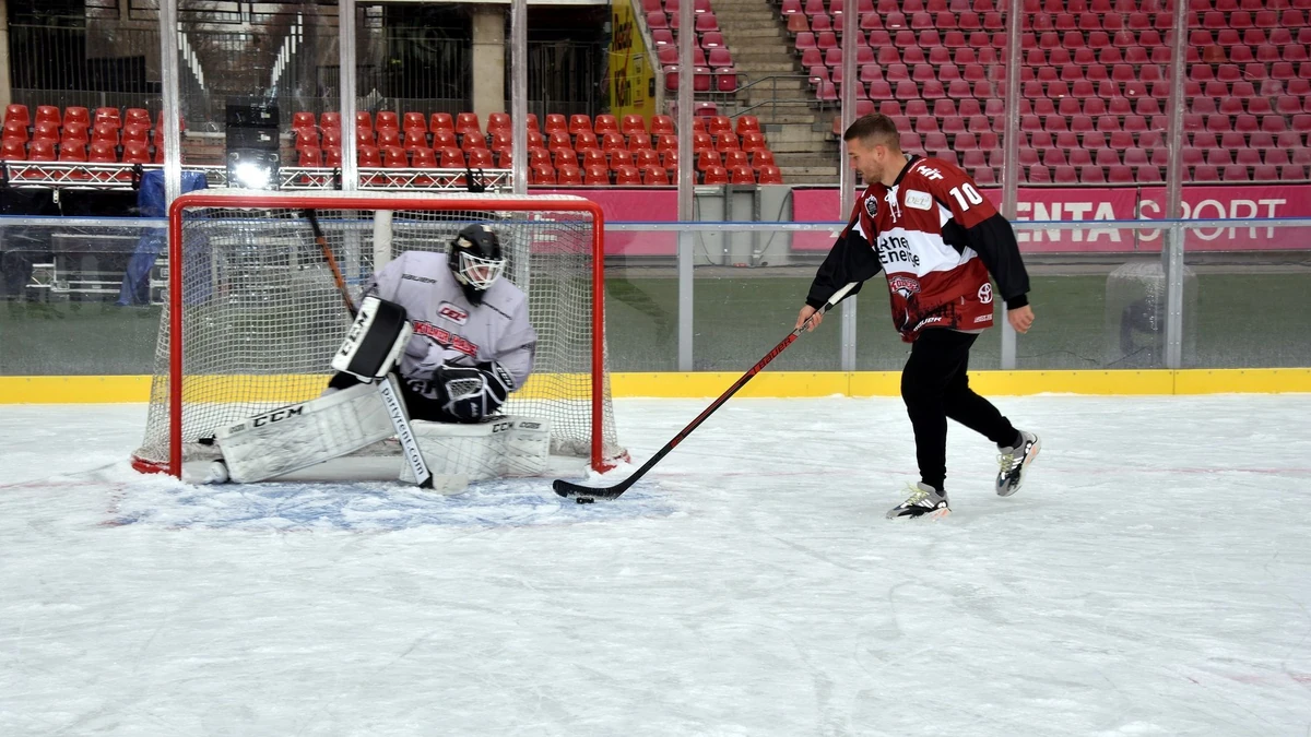 10.01.2019, Köln: Fussballspieler Lukas Podolski (r) als Eishockey Spieler auf der Eisfläche des DEL Winter Game am 10.01.2019 in Köln bei der Pressekonferenz zum Kölner Sportjahr 2019 im RheinEnergie Stadion in Köln. Foto: Horst Galuschka Foto: Horst Galuschka/dpa