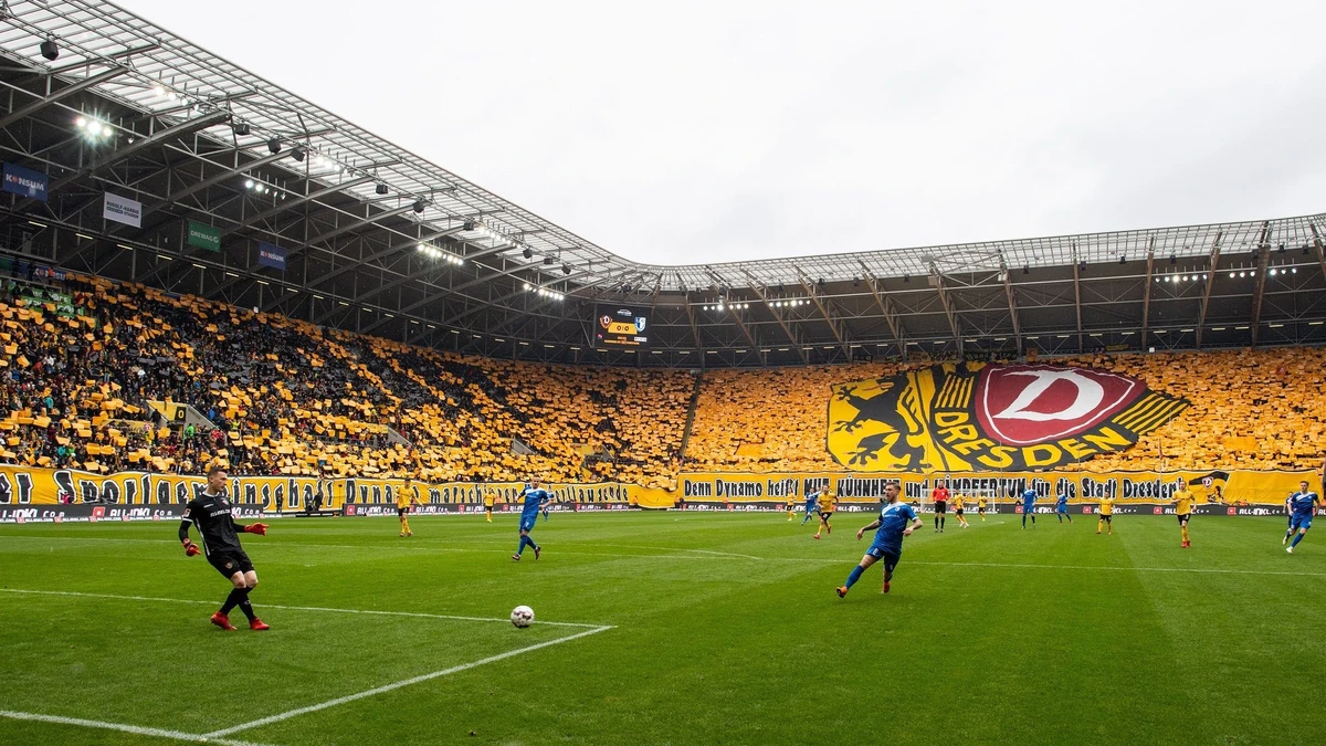 16.03.2019, Sachsen, Dresden: Fu?ball: 2. Bundesliga, SG Dynamo Dresden - 1. FC Magdeburg, 26. Spieltag, im Rudolf-Harbig-Stadion. Dynamos Fans bilden zu Spielbeginn eine Choreografie. Foto: Robert Michael/dpa-Zentralbild/dpa - WICHTIGER HINWEIS: Gem?? den Vorgaben der DFL Deutsche Fu?ball Liga bzw. des DFB Deutscher Fu?ball-Bund ist es untersagt, in dem Stadion und/oder vom Spiel angefertigte Fotoaufnahmen in Form von Sequenzbildern und/oder video?hnlichen Fotostrecken zu verwerten bzw. verwerten zu lassen. | Verwendung weltweit