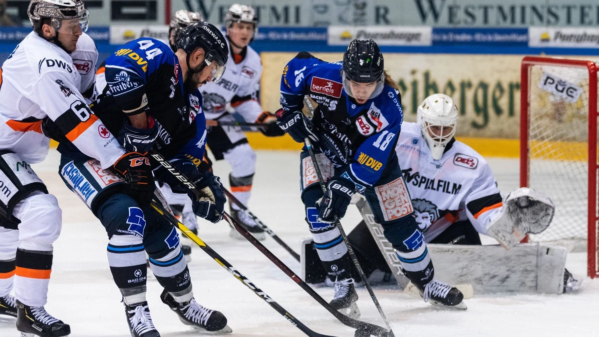 Stefan Della Rovere (2. von links) wechselt von den Dresdner Eislöwen zu den Heilbronner Falken.