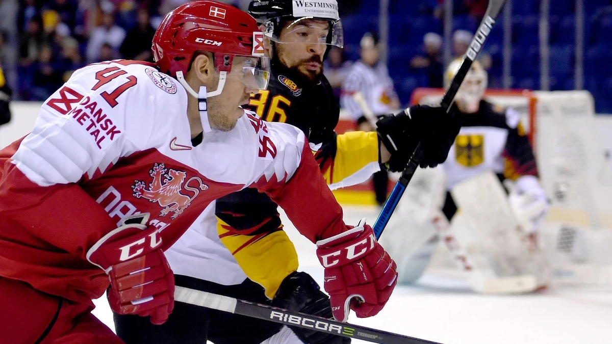 12.05.2019, Slowakei, Kosice: Eishockey: WM, D?nemark - Deutschland, Vorrunde, Gruppe A, 2. Spieltag in der Steel Arena. Deutschlands Yannic Seidenberg (r) und D?nemarks Jesper Jensen Aabo k?mpfen um den Puck. Foto: Monika Skolimowska/dpa-Zentralbild/dpa | Verwendung weltweit