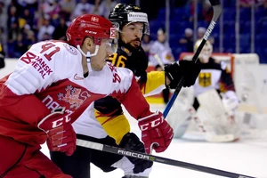 12.05.2019, Slowakei, Kosice: Eishockey: WM, D?nemark - Deutschland, Vorrunde, Gruppe A, 2. Spieltag in der Steel Arena. Deutschlands Yannic Seidenberg (r) und D?nemarks Jesper Jensen Aabo k?mpfen um den Puck. Foto: Monika Skolimowska/dpa-Zentralbild/dpa | Verwendung weltweit