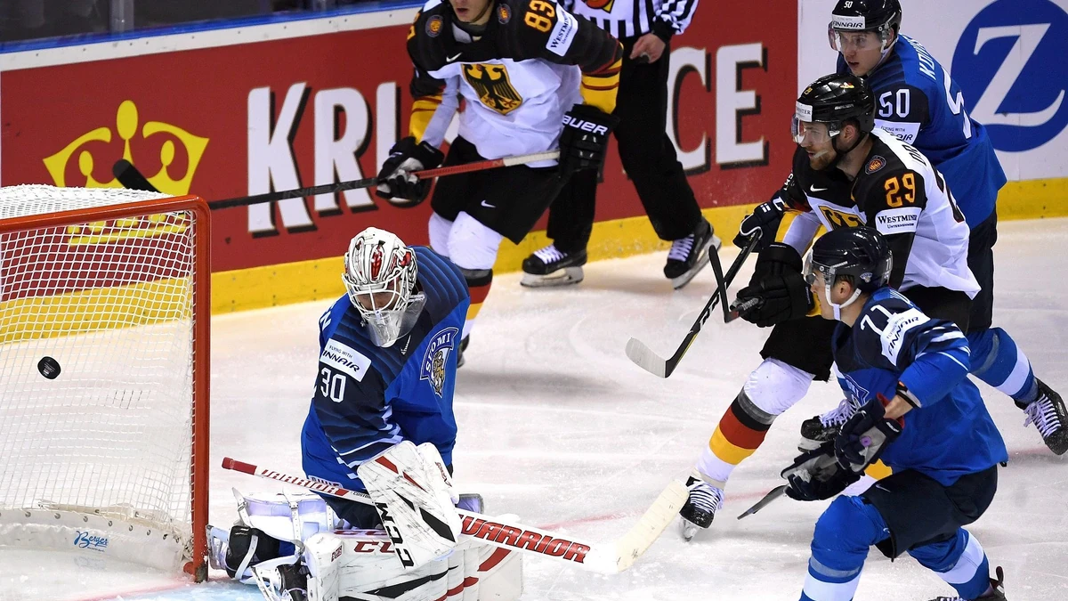 21.05.2019, Slowakei, Kosice: Eishockey: WM, Finnland - Deutschland, Vorrunde, Gruppe A, 7. Spieltag in der Steel Arena. Deutschlands Leon Draisaitl (r) schie?t den Puck ins Tor von Finnlands Torh?ter Kevin Lankinen zum 2:3, Foto: Monika Skolimowska/dpa-Zentralbild/dpa | Verwendung weltweit