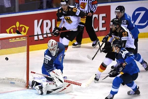 21.05.2019, Slowakei, Kosice: Eishockey: WM, Finnland - Deutschland, Vorrunde, Gruppe A, 7. Spieltag in der Steel Arena. Deutschlands Leon Draisaitl (r) schie?t den Puck ins Tor von Finnlands Torh?ter Kevin Lankinen zum 2:3, Foto: Monika Skolimowska/dpa-Zentralbild/dpa | Verwendung weltweit