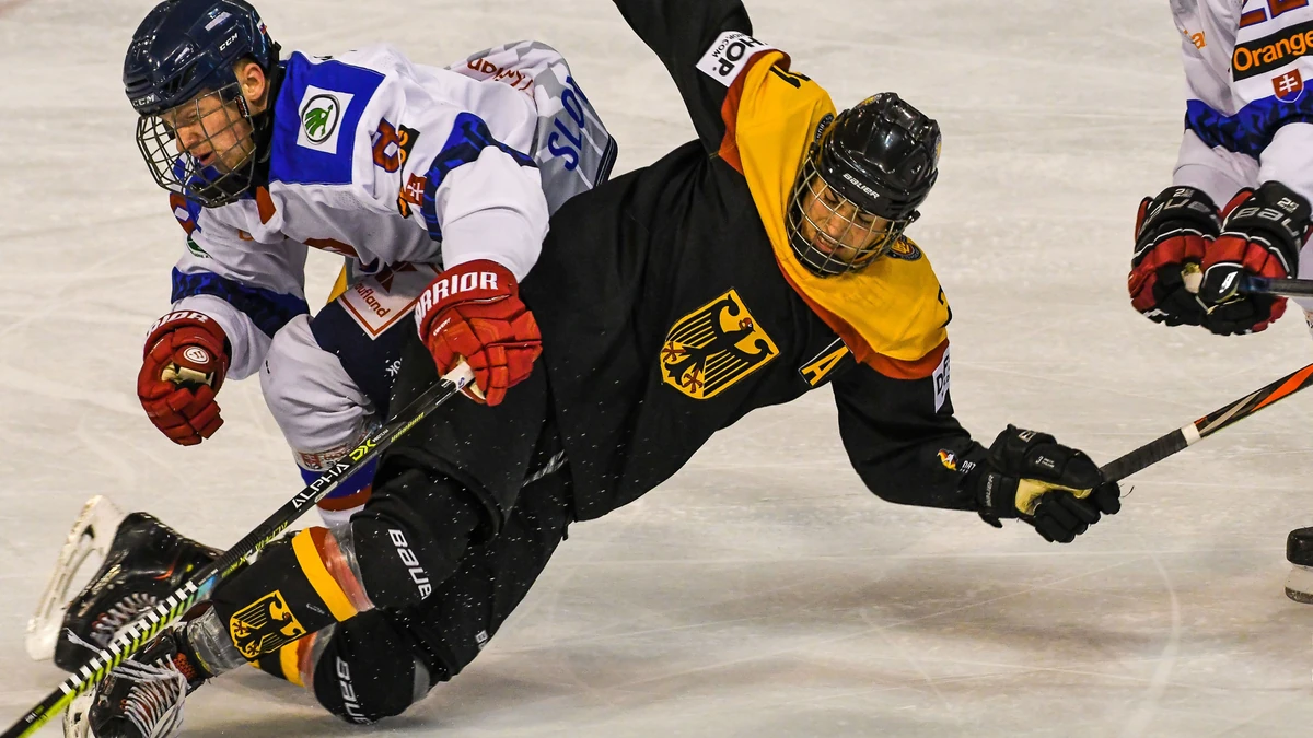 14.08.2019, BLZ Arena, Füssen / Fuessen, GER, U17 5-Nationscup, Deutschland (GER) vs Slowakei (SVK), im Bild Yannick Proske (GER, #21) geht nach Check zu Boden Foto © nordphoto / Hafner