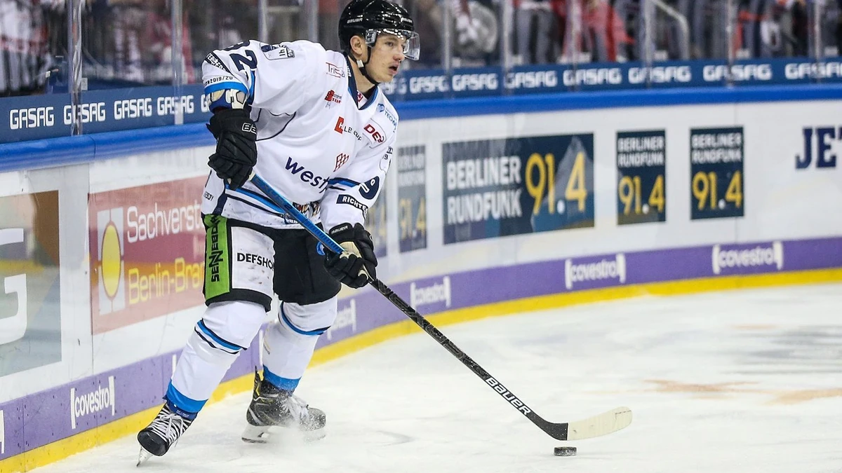 06.10.19, Berlin, Eishockey, DEL, 9.Spieltag, Eisbären Berlin gegen Straubing Tigers, Mercedes-Benz Arena Berlin. Marcel Brandt von Straubing Tigers läuft mit dem Puck über das Eis.