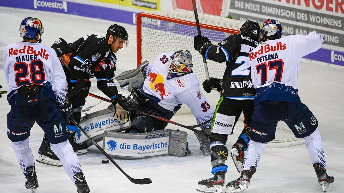 17.10.2019, Bayern, Straubing: Eishockey: DEL, Straubing Tigers - EHC Red Bull M?nchen, Hauptrunde, 12. Spieltag. Kael Mouillierat von Straubing (2.v.l.) versucht den Puck ins Tor von Danny aus den Birken zu bekommen. Foto: Armin Weigel/dpa | Verwendung weltweit