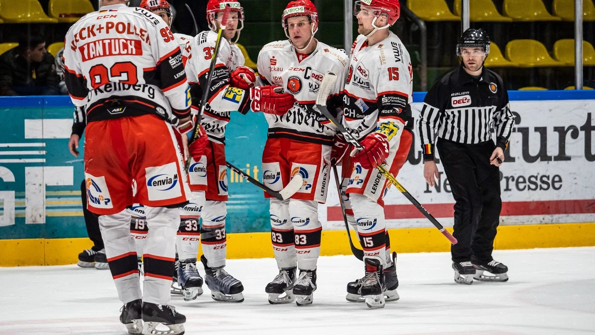 Torjubel Eispiraten nach dem Empty-net von Kapitaen Adrian Grygiel (83, Eispiraten Crimmitschau) mit Hagen Kaisler (33, Eispiraten Crimmitschau), und Ole Olleff (15, Eispiraten Crimmitschau) und Austin Fyten (19, Eispiraten Crimmitschau) | Verwendung weltweit