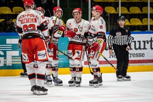Torjubel Eispiraten nach dem Empty-net von Kapitaen Adrian Grygiel (83, Eispiraten Crimmitschau) mit Hagen Kaisler (33, Eispiraten Crimmitschau), und Ole Olleff (15, Eispiraten Crimmitschau) und Austin Fyten (19, Eispiraten Crimmitschau) | Verwendung weltweit