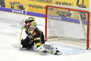 12.01.2020, Nordrhein-Westfalen, Krefeld: Eishockey DEL 37. Spieltag Krefeld Pinguine - Iserlohn Roosters am 12.01.2020 in der Yayla-Arena in Krefeld
Jussi Rynn?s ( Krefeld )
Gem?? den Vorgaben der DEL Deutsche Eishockey Liga ist die Publikation und Weiterverwertung der Aufnahmen in elektronischen Medien und Endger?ten aller Art w?hrend des laufenden Spiels nicht zul?ssig.
Foto: Revierfoto Foto: Revierfoto/Revierfoto/dpa | Verwendung weltweit