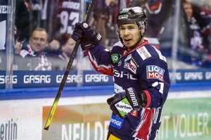 16.02.2020, Berlin: Eishockey: DEL, Eisb?ren Berlin - Adler Mannheim, Hauptrunde, 45. Spieltag, Mercedes Benz Arena. Berlins Austin Ortega jubelt nach seinem Treffer zum 3:2. Foto: Andreas Gora/dpa | Verwendung weltweit