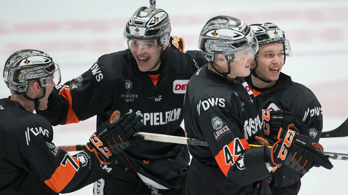 Jubel der Loewen von links: Daniel Wirt (Loewen Frankfurt, 76), Darren Mieszkowski (Loewen Frankfurt, 18), Alex Roach (Loewen Frankfurt, 44) und Magnus Eisenmenger (Loewen Frankfurt, 14).
Loewen Frankfurt - Eispiraten Crimmitschau, Eishockeyspiel am 23.02. 2020 in der Eissporthalle in Frankfurt. | Verwendung weltweit