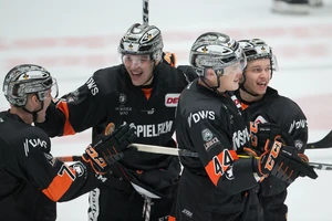 Jubel der Loewen von links: Daniel Wirt (Loewen Frankfurt, 76), Darren Mieszkowski (Loewen Frankfurt, 18), Alex Roach (Loewen Frankfurt, 44) und Magnus Eisenmenger (Loewen Frankfurt, 14).
Loewen Frankfurt - Eispiraten Crimmitschau, Eishockeyspiel am 23.02. 2020 in der Eissporthalle in Frankfurt. | Verwendung weltweit