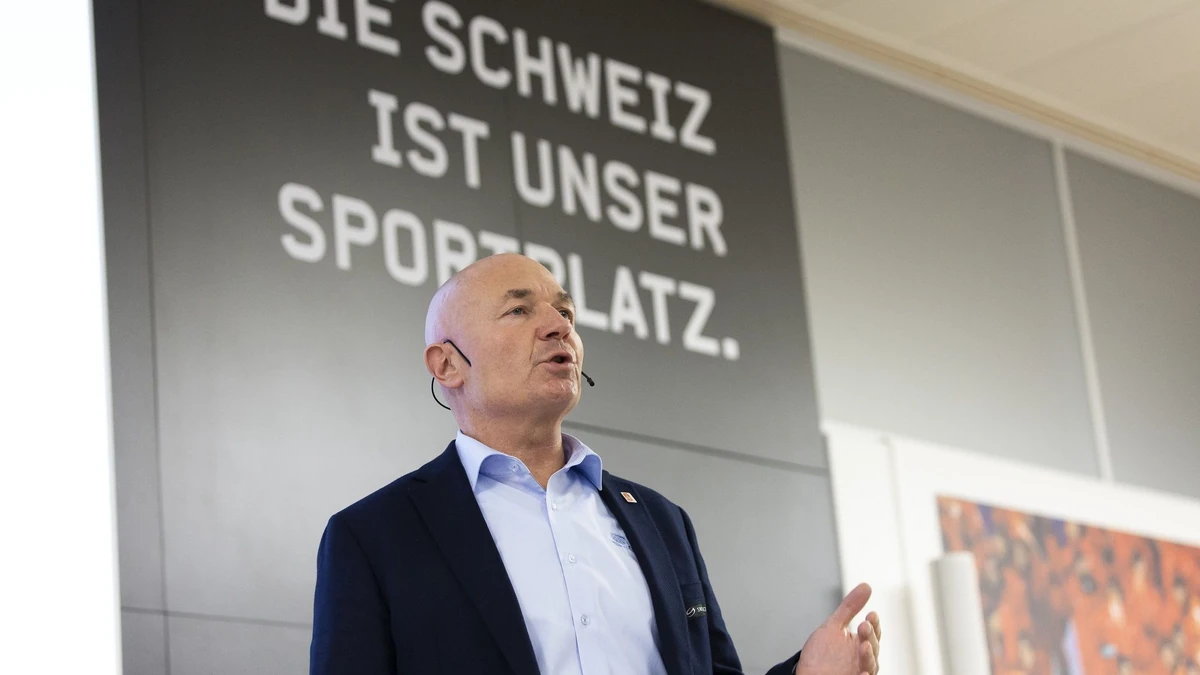 Denis Vaucher, Director National und Swiss League, spricht waehrend der Medienkonferenz nach einer ausserordentlichen Ligaversammlung ueber das weitere Vorgehen hinsichtlich der bevorstehenden Playoffs, am Montag, 2. Maerz 2020 in Ittigen. (KEYSTONE/Peter Klaunzer) |