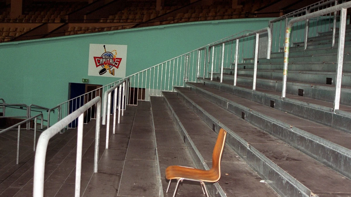 Das einsame Logo der Berlin Capitals in der Deutschlandhalle. 2002 war für die Preussen in der DEL Schluss.