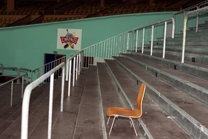 Das einsame Logo der Berlin Capitals in der Deutschlandhalle. 2002 war für die Preussen in der DEL Schluss.