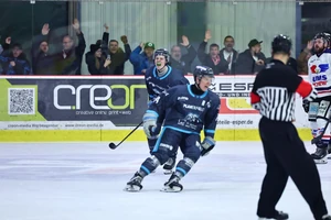 Die Neuwieder Bären bejubeln den Sieg gegen Heerenveen.
