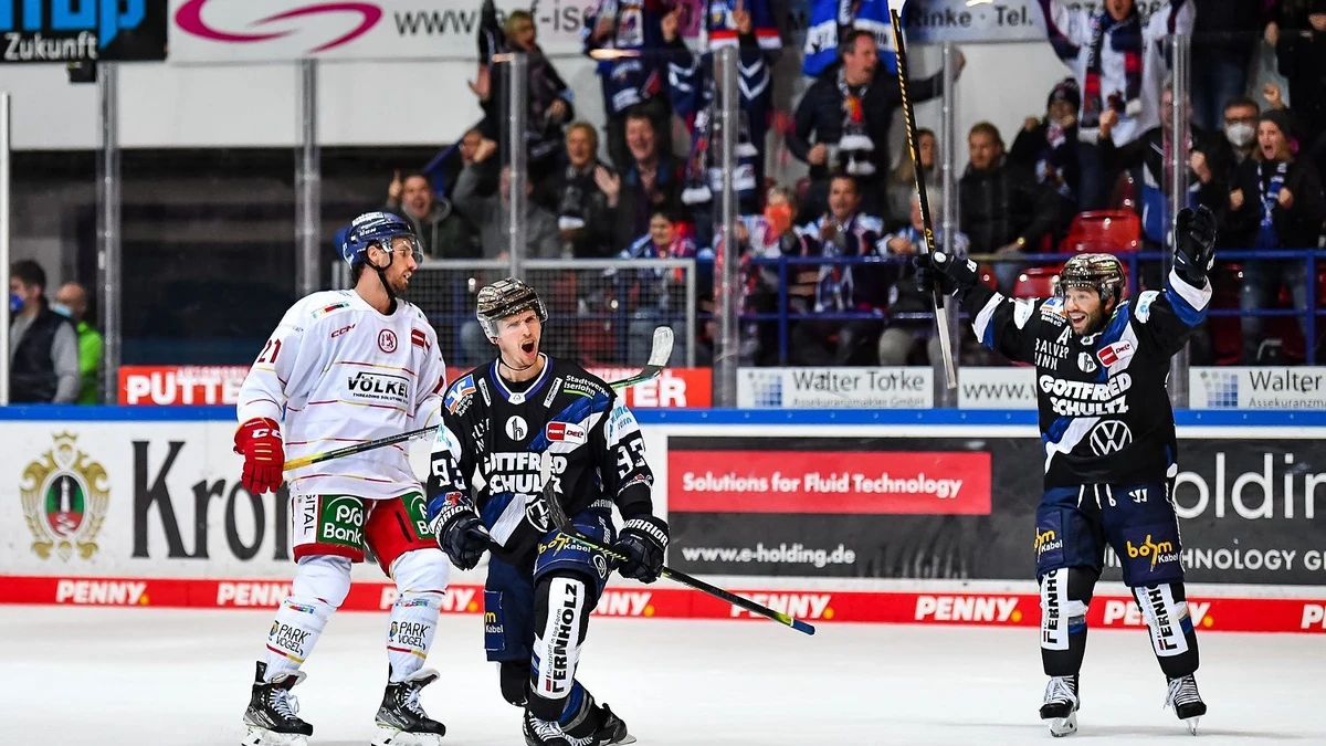 Tor, Jubel, Torjubel Casey Bailey (93, Iserlohn Roosters) Joe Whitney (79, Iserlohn Roosters) , Iserlohn Roosters vs. Düsseldorfer EG, Penny-DEL, 17.10.2021, Foto: Jonas Brockmann/ Eibner Pressefoto