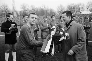 Eishockey auf dem Rasen? Hier gratuliert der Kapitän von Fortuna Düsseldorf, Reinhold Straus (links), dem DEG-Kapitän Peter Gregory (rechts) zum Gewinn der Deutschen Eishockeymeisterschaft 1966/67.