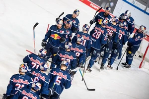 Eishockey: MagentaSport Cup, Finalrunde, Halbfinale, EHC Red Bull München - Düsseldorfer EG im Olympia-Eissportzentrum. Die Spieler von München jubeln über ihren Sieg gegen Düsseldorf.