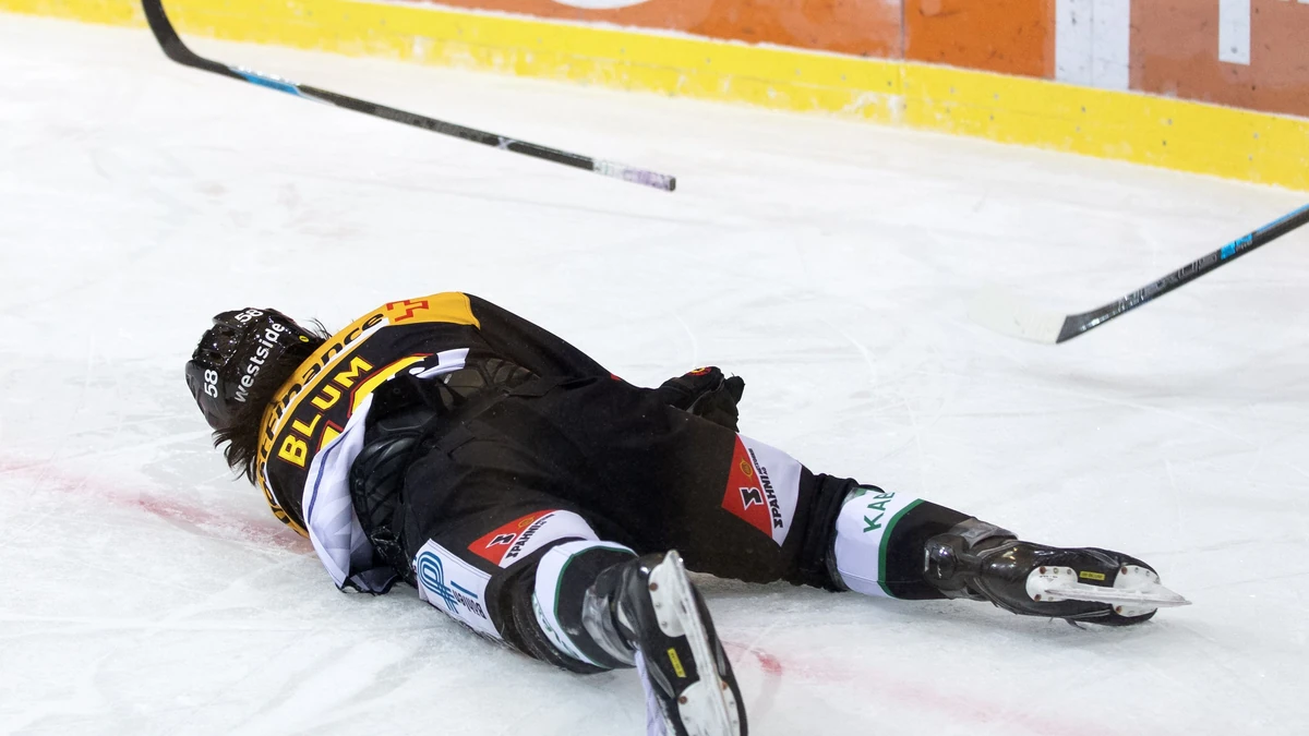 Berns Eric Blum liegt nach einem Check von Davos' Fabrice Herzog, nicht im Bild, auf dem Eis, im Eishockey Meisterschaftsspiel der National League zwischen dem SC Bern und HC Davos, am Sonntag, 14. Februar 2021 in der Postfinance Arena in Bern. (KEYSTONE/Peter Klaunzer)