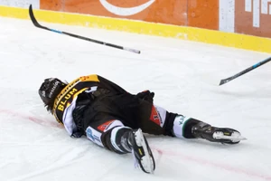 Berns Eric Blum liegt nach einem Check von Davos' Fabrice Herzog, nicht im Bild, auf dem Eis, im Eishockey Meisterschaftsspiel der National League zwischen dem SC Bern und HC Davos, am Sonntag, 14. Februar 2021 in der Postfinance Arena in Bern. (KEYSTONE/Peter Klaunzer)