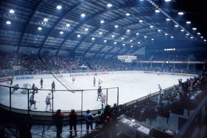 Das Eis- und Schwimmstadion an der Lentstraße. Hier trug der Kölner EC 1988 seine Heimspiele aus. So voll wie bei Bundesliga-Spielen wurde es im Pokal allerdings nicht.