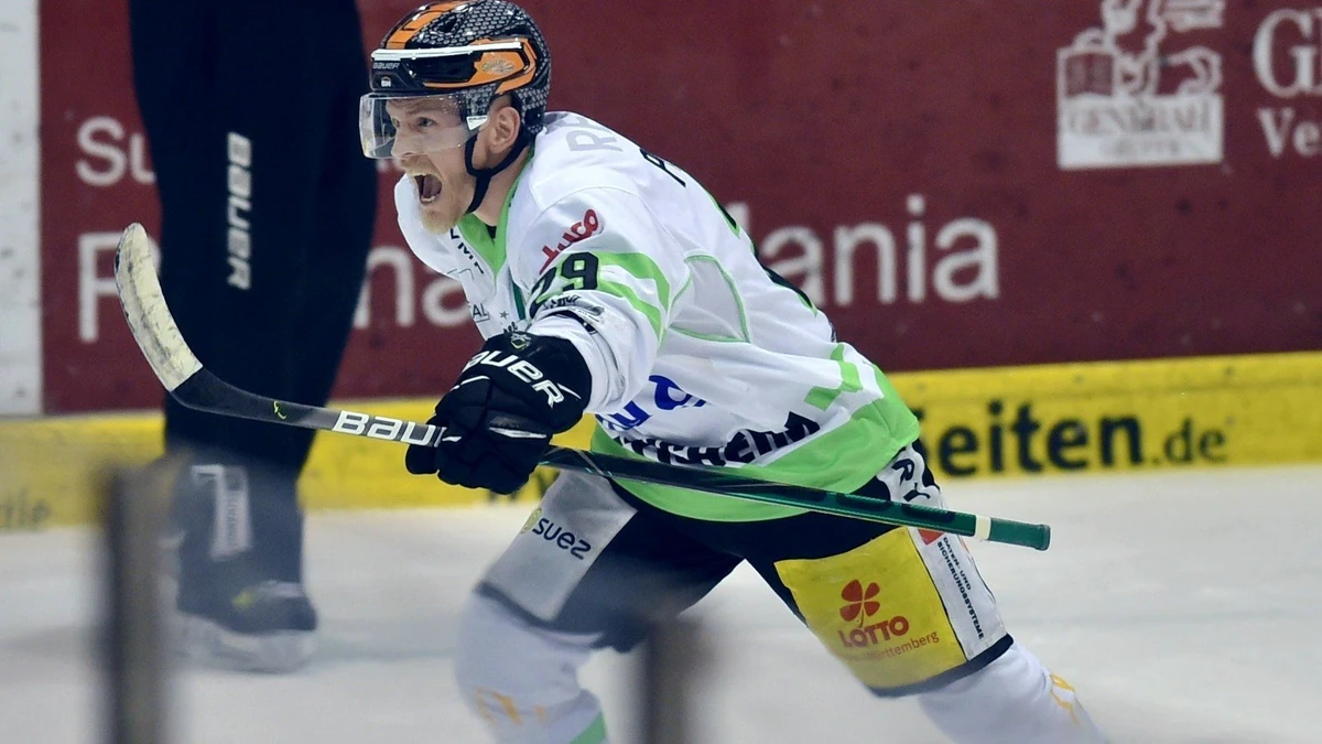 Jubel bei Alexander Preibisch (SC Bietigheim-Bissingen) , Kassel Huskies - SC Bietigheim-Bissingen, Steelers, Eishockey DEL2 Play-Off, Spiel 3, 18.05.2021, Foto: Eibner - Roland Sippel