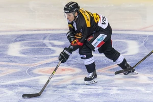 Berns Dominik Kahun in Aktion waehrend dem Meisterschaftsspiel der National League zwischen dem SC Bern und dem HC Ajoie, am Dienstag, 21. September 2021, in der Postfinance Arena in Bern. (KEYSTONE/Marcel Bieri)