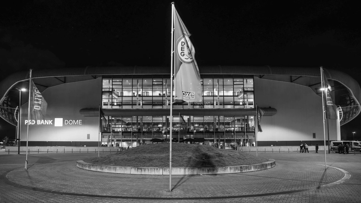 05.11.2021, Duesseldorf, Eishockey, Penny DEL, Spieltag 20, PSD Bank Dome, Duesseldorfer EG gegen Koelner Haie. PSD Bank Dome von aussen bei Nacht.