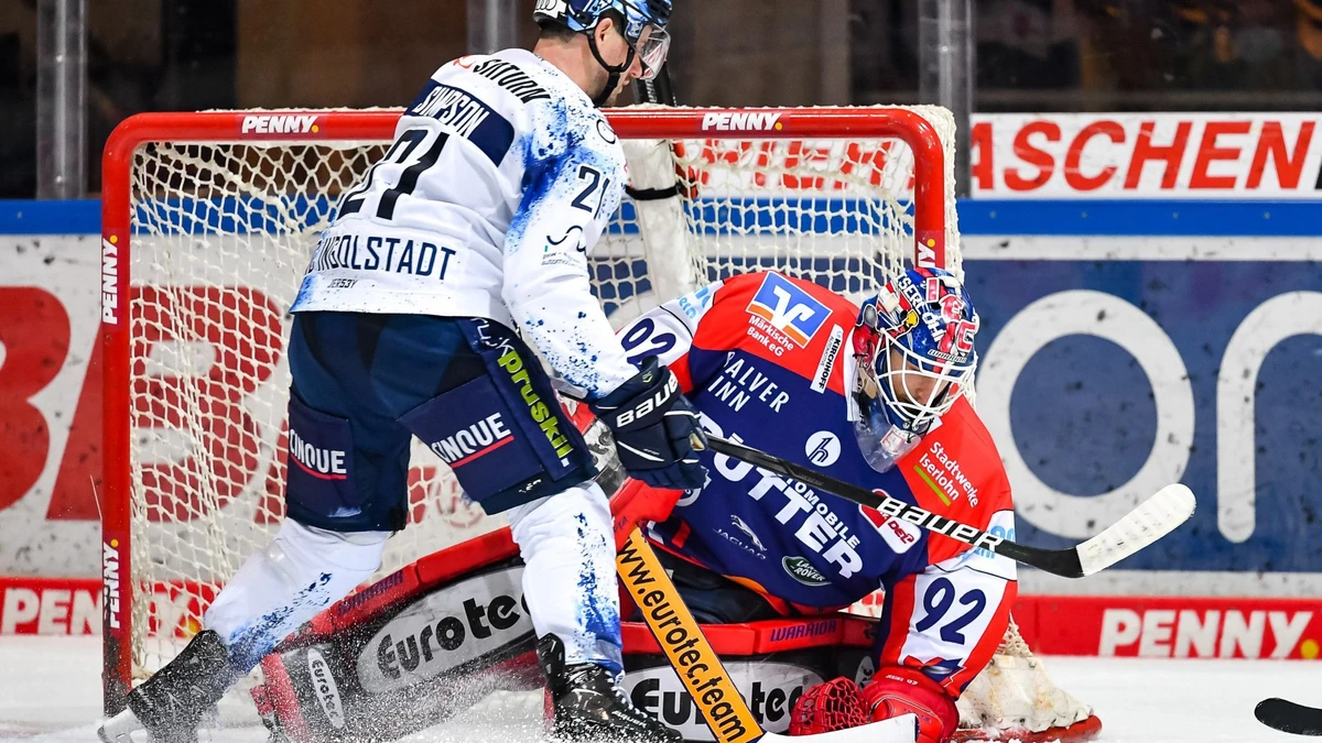 Andreas Andy Jenike (Iserlohn Roosters, #92) Wayne Simpson (ERC Ingolstadt, #21), Iserlohn Roosters vs. ERC Ingolstadt, Penny-DEL, Eishockey Hauptrundenspiel, Saison 2021/2022, 23.12.2021, Foto: Jonas Brockmann/ Eibner Pressefoto
