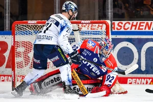 Andreas Andy Jenike (Iserlohn Roosters, #92) Wayne Simpson (ERC Ingolstadt, #21), Iserlohn Roosters vs. ERC Ingolstadt, Penny-DEL, Eishockey Hauptrundenspiel, Saison 2021/2022, 23.12.2021, Foto: Jonas Brockmann/ Eibner Pressefoto