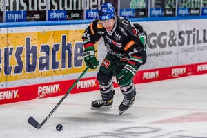 Das Banner von AEV-Legende T. J. Trevelyan wurde vor dem Heimspiel gegen die Adler Mannheim unter das Stadiondach gezogen.