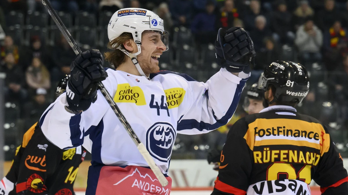 Ambri-Piottas Andre Heim jubelt nach seinem Tor zum 2-0, beim Eishockey Meisterschaftsspiel der National League zwischen dem SC Bern und dem HC Ambri-Piotta, am Mittwoch, 9. Maerz 2022, in der Postfinance Arena in Bern. (KEYSTONE/Anthony Anex)