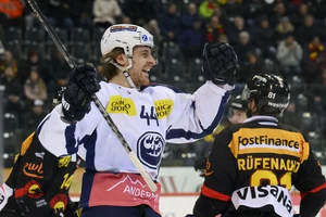 Ambri-Piottas Andre Heim jubelt nach seinem Tor zum 2-0, beim Eishockey Meisterschaftsspiel der National League zwischen dem SC Bern und dem HC Ambri-Piotta, am Mittwoch, 9. Maerz 2022, in der Postfinance Arena in Bern. (KEYSTONE/Anthony Anex)
