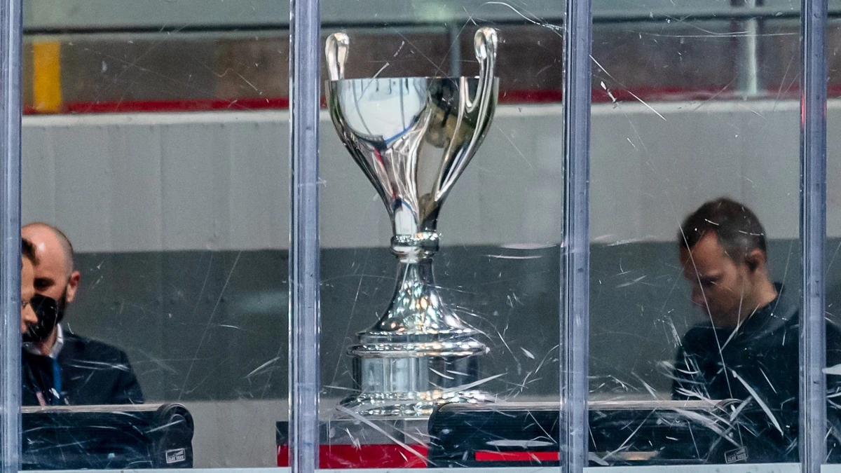 Das Objekt der Begiere: der Meisterpokal. EHC Red Bull Muenchen gegen Eisbaeren Berlin, Eishockey, DEL, Playoffs, Finale Spiel 2, Saison 2021/2022, 01.05.2022. Foto: EIBNER/Heike FEINER