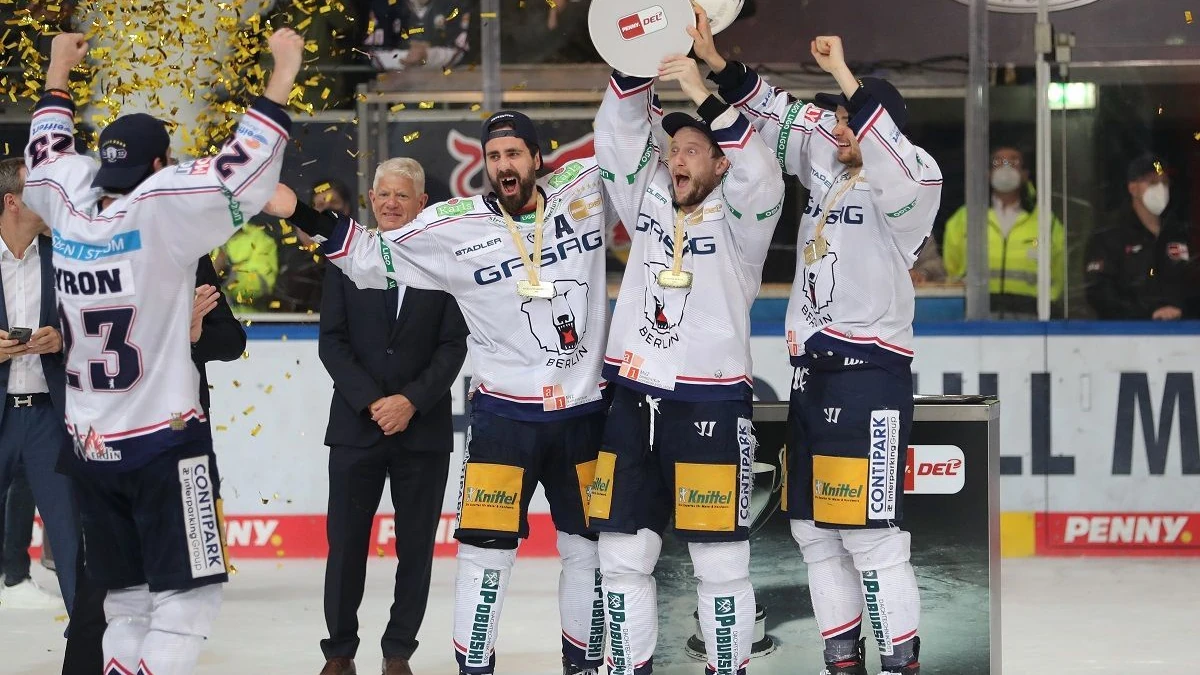 Morgan Ellis (links), Kapitän Frank Hördler (mitte) und Kai Wissmann (rechts) bejubeln den Gewinn der Meisterschaft 2022.