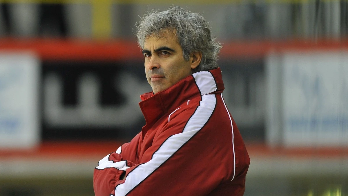 Eishockey Oberliga West: EV Duisburg - Ratinger Ice Aliens 97 am 10.02.2012 in der Scania-Arena in Duisburg Larry Suarez ( Trainer Ratingen ) Foto: Revierfoto | Verwendung weltweit