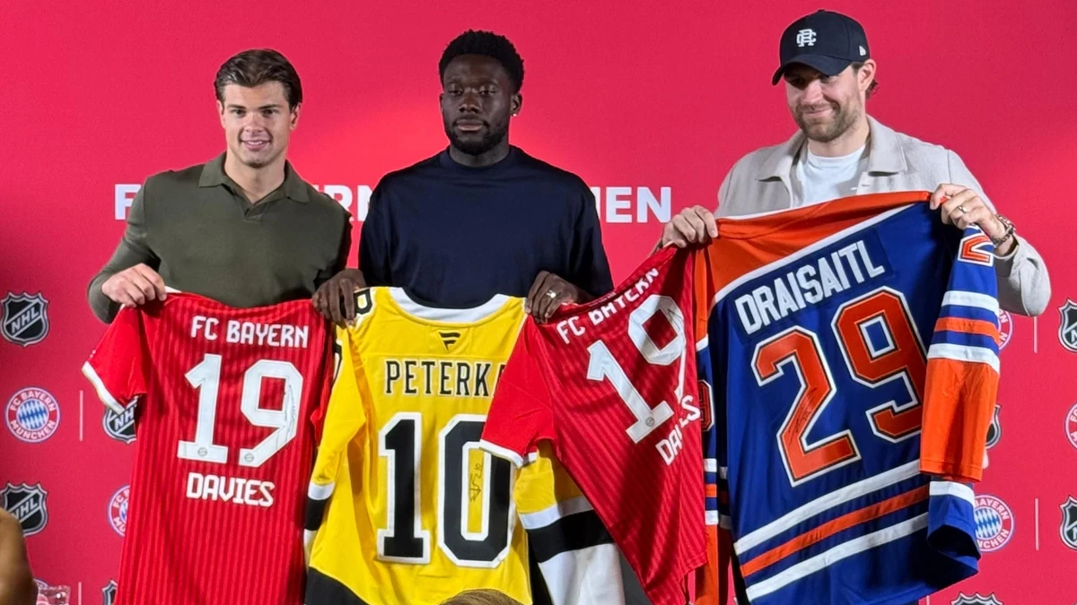 Der FC Bayern München und die NHL haben sich auf eine mehrjährige Partnerschaft geeinigt - auf dem Bild v.l.n.r. JJ Peterka, Alphonso Davies und Leon Draisaitl.