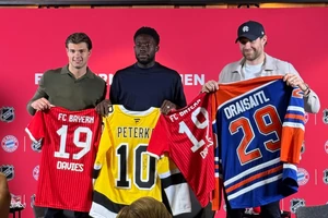 Der FC Bayern München und die NHL haben sich auf eine mehrjährige Partnerschaft geeinigt - auf dem Bild v.l.n.r. JJ Peterka, Alphonso Davies und Leon Draisaitl.