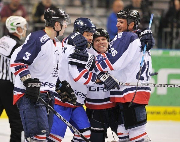 Eisbären-Manager Peter John Lee hat bei den All-Stars viel Spaß.
