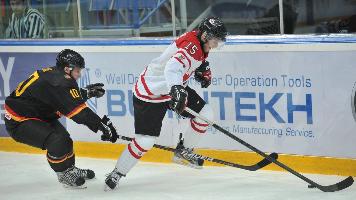 Anthony Camara (M.) spielte 2013 bei der U20-WM mit Kanada gegen Deutschland.