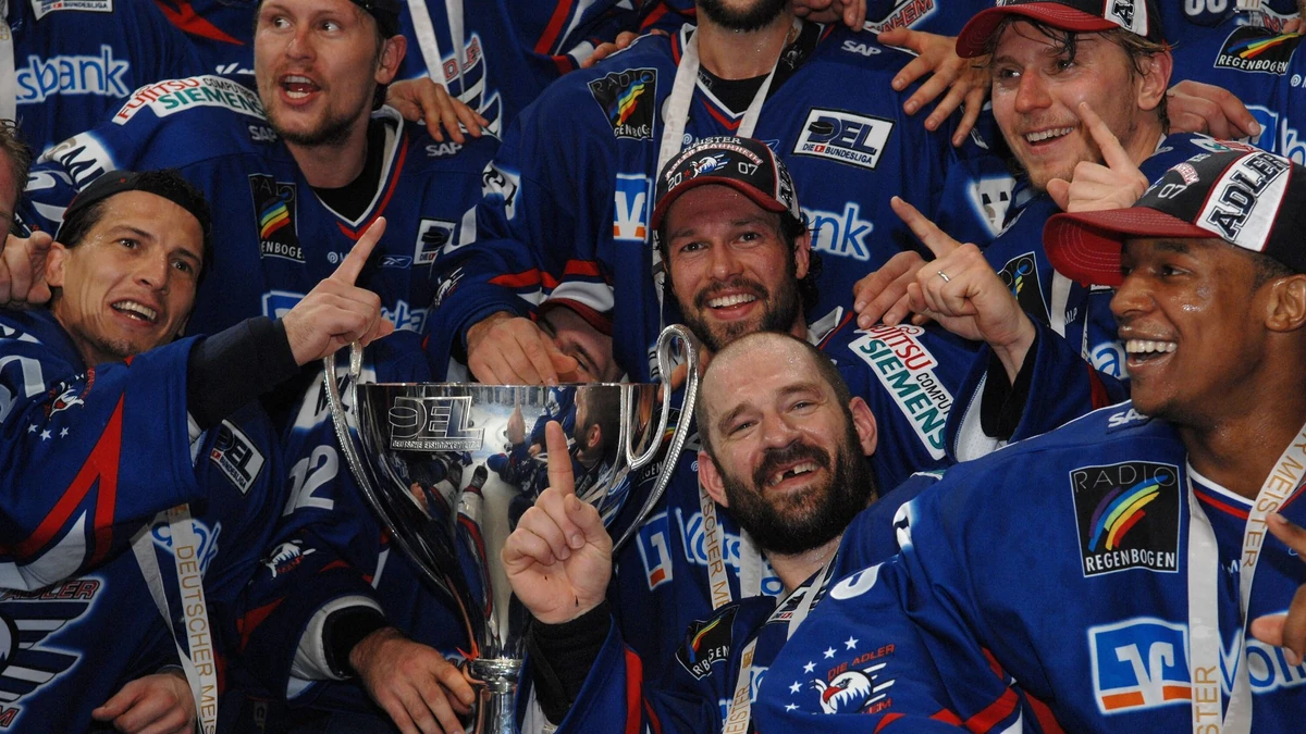 Im Finale der Saison 2006/07 besiegten die Adler Mannheim die Sinupret Ice Tigers aus Nürnberg.