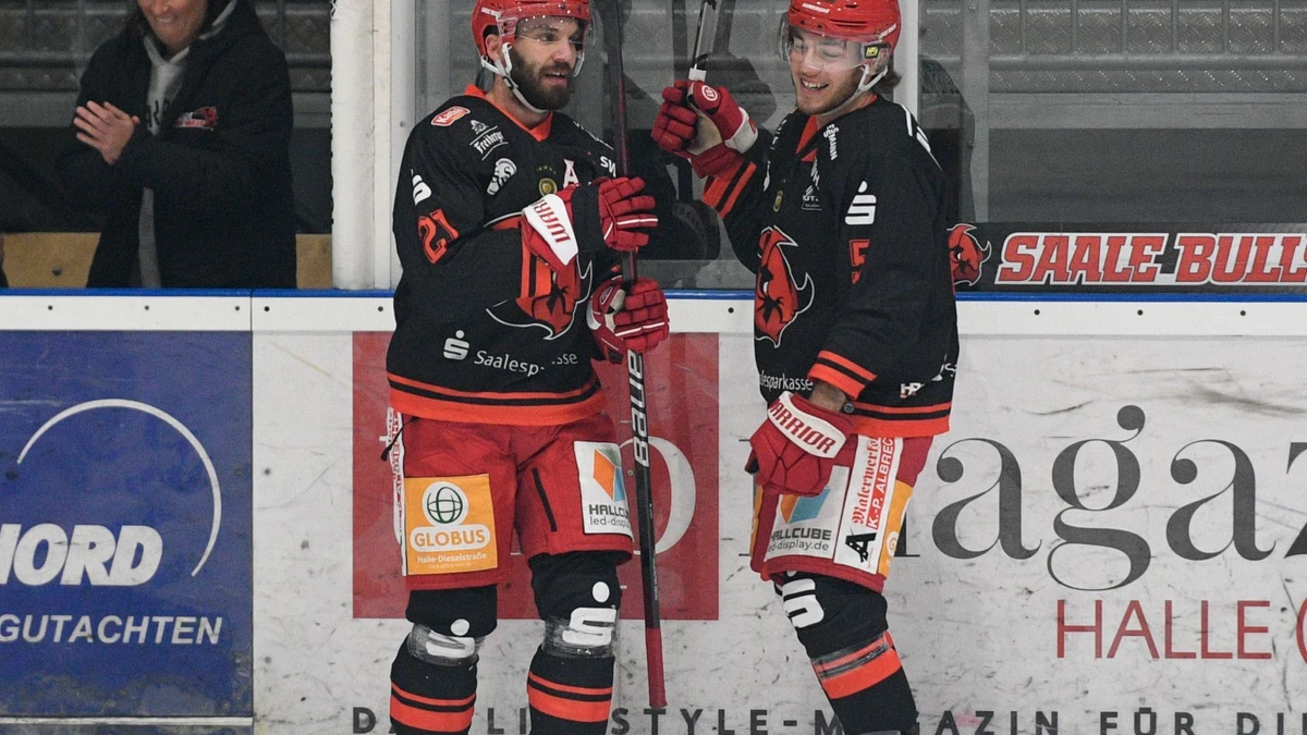 Halle, Deutschland 29. November 2022: Eishockey Oberliga Nord - 2022/2023 - 27. Sp. - MEC Halle-Saale Bulls vs. Rostock Piranhas v.li.Patrick Schmid (Halle) und Jeroen Plauschin (Halle)