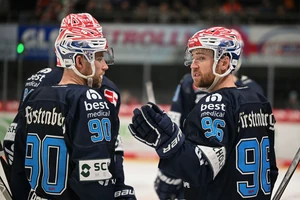 (v.l.n.r.) Tylor Spink (Schwenninger Wild Wings #90) Tyson Spink (Schwenninger Wild Wings #96) Schwenninger Wild Wings gegen Augsburger Panther, Eishockey, DEL, 26. Spieltag, Saison 2022/2023, 02.12.2022 Foto: Eibner-Pressefoto/Sven Laegler