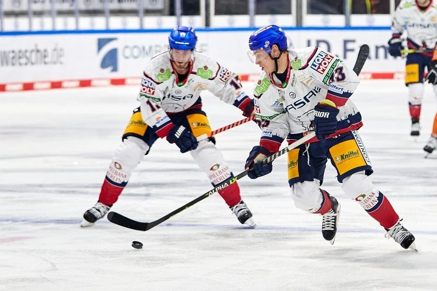 Leonhard Pfoederl (Eisbaeren Berlin #93) am Puck